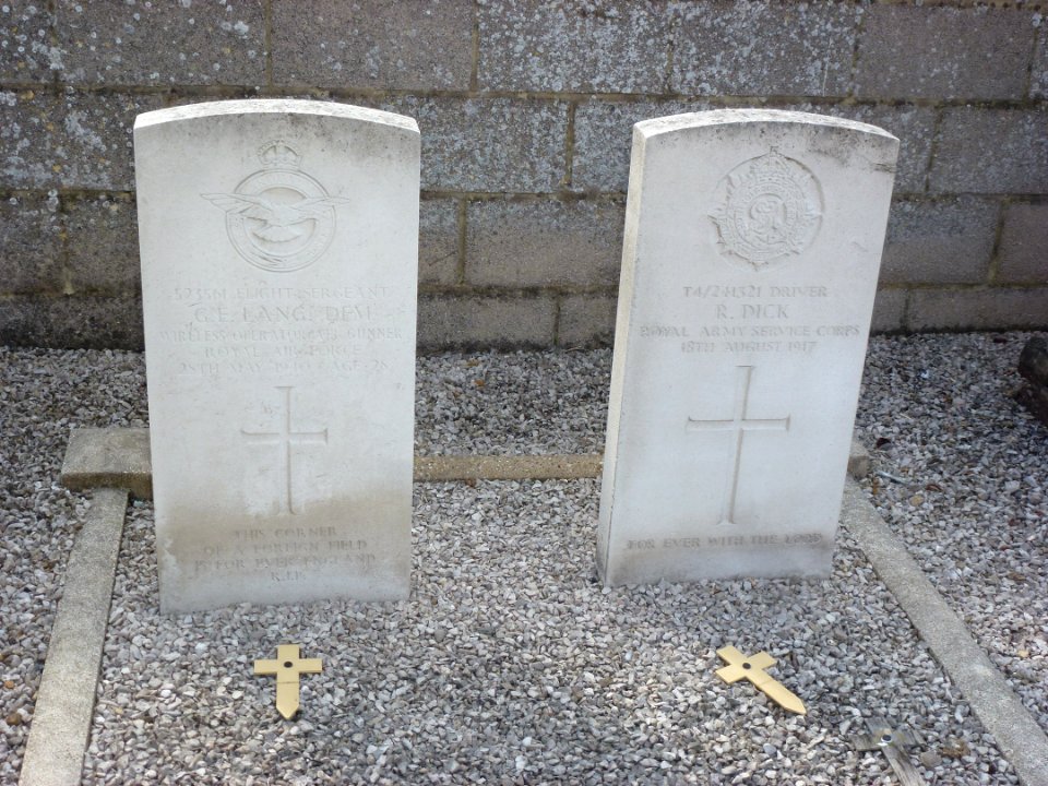 Éperlecques_(Pas-de-Calais,_Fr)_tombes_de_guerre_de_la_CWGC
