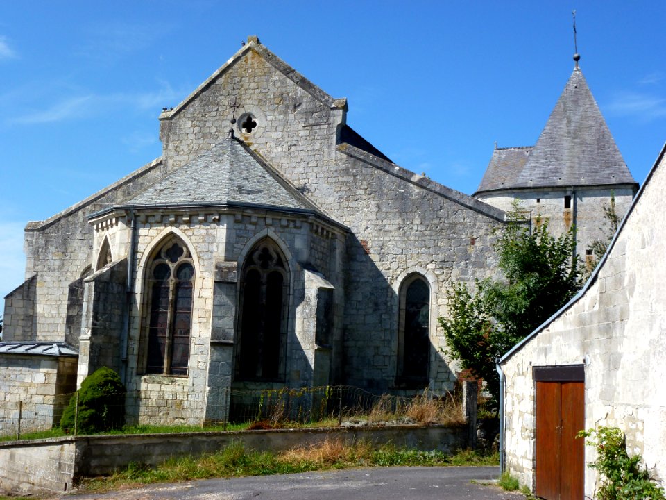 Église_Saint-Rémi_d'Aouste,_chevet_vue_du_nord