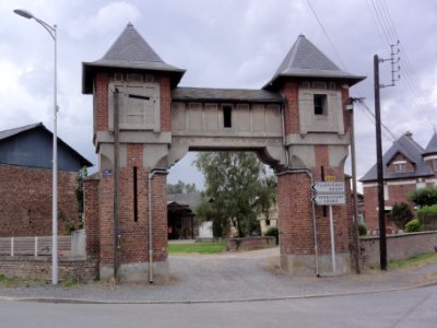 Étreillers_(Aisne)_porche_de_ferme