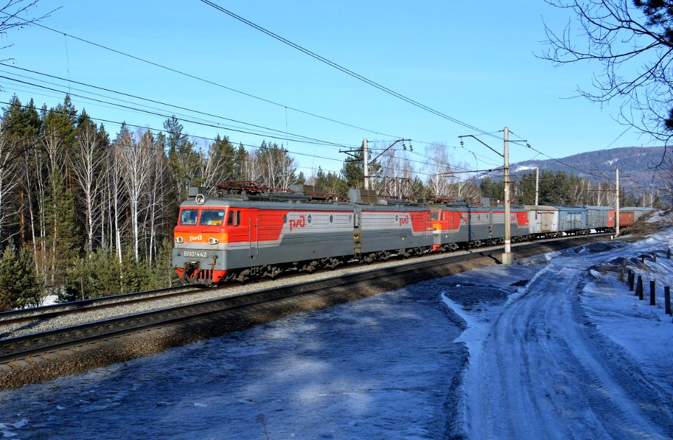 ВЛ10У-442,_Россия,_Челябинская_область,_перегон_Миасс-I_-_Кисегач_(Trainpix_189102)
