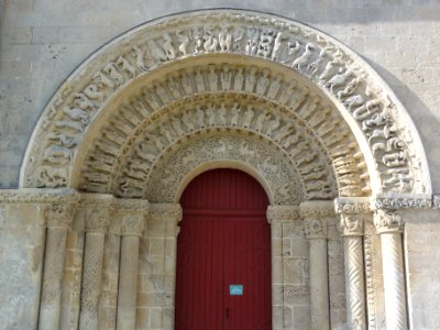 Église_Saint-Pierre-de-la-Tour_d'Aulnay,_portail_sud_le_soir
