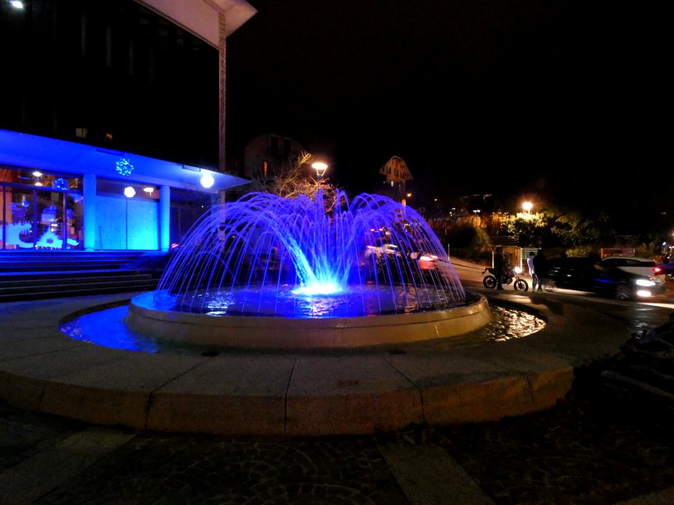 Évian-les-Bains_-_Place_Charles_Cottet_-_Fontaine_de_nuit