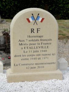 Étalleville_(Seine-Mar.)_carré_militaire_au_cimetière,_mémorial