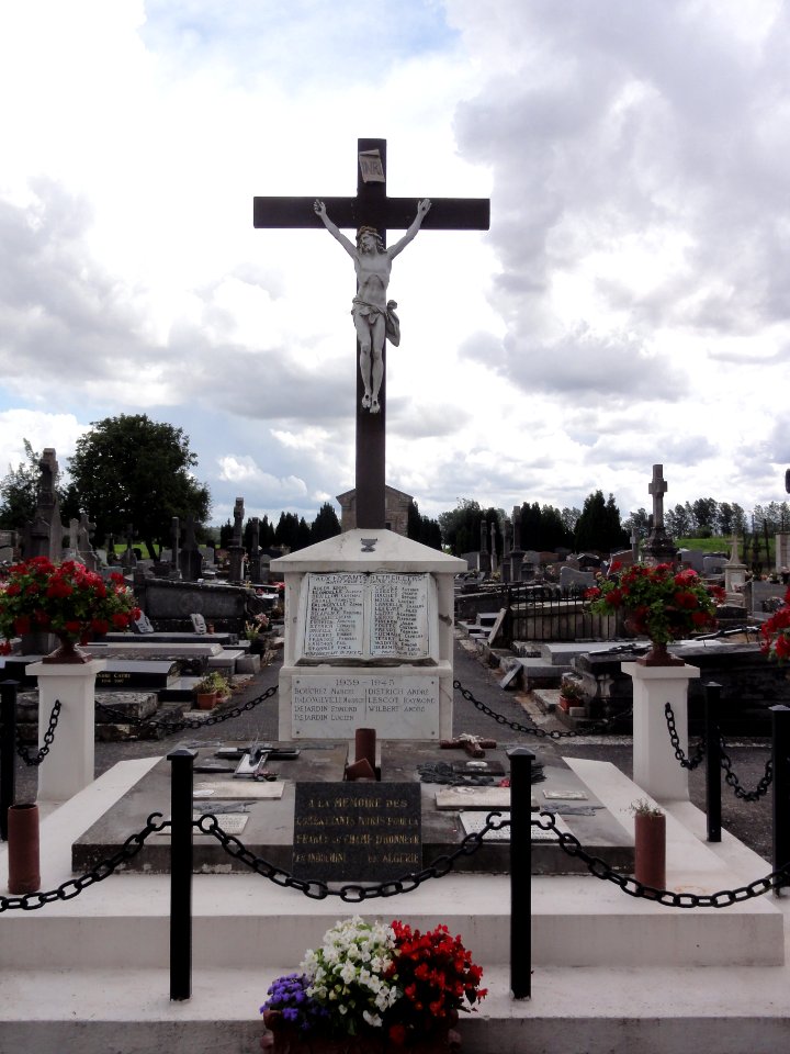 Étreillers_(Aisne)_monument_aux_morts_avec_calvaire_au_cimetière