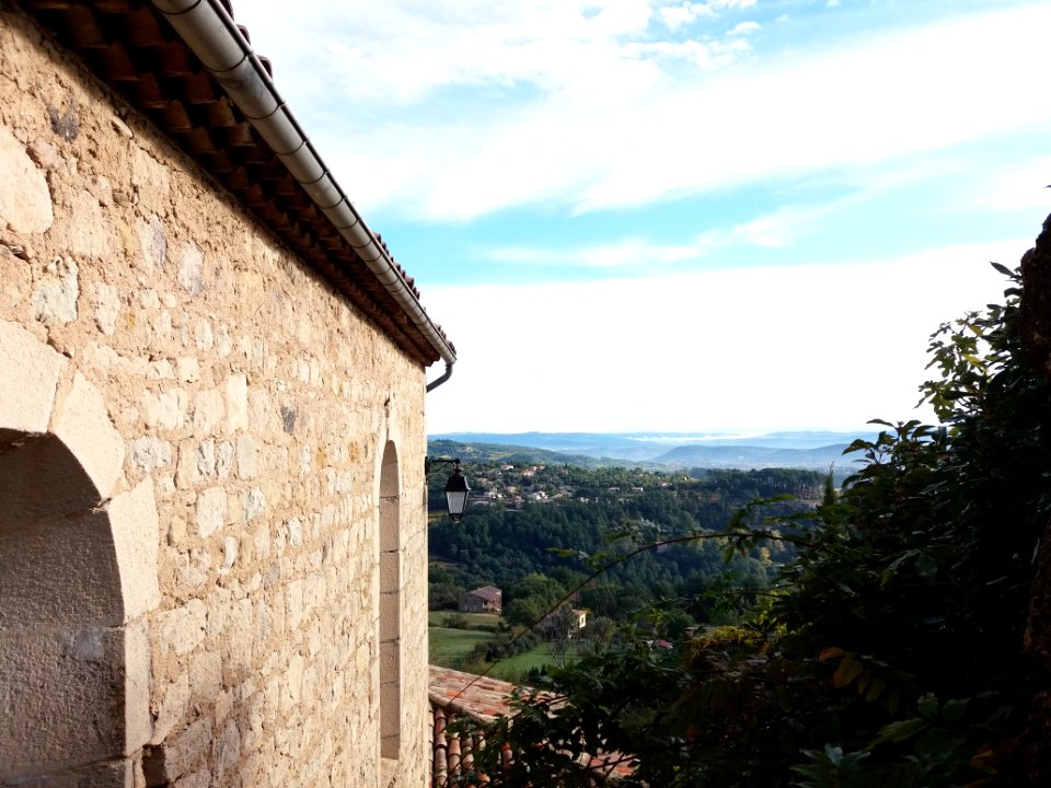 Église_Saint-Julien-de-Brioude_-_Haut_du_mur_sud_et_paysage