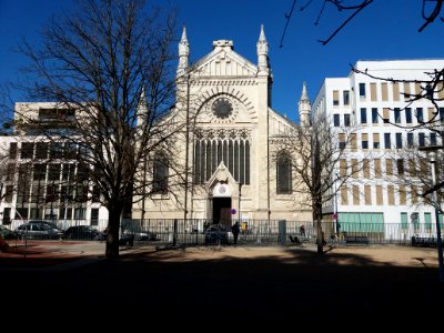 Église_du_Saint-Sacrement_de_Lyon_-_Façade_depuis_le_square_Sainte-Marie_Perrin