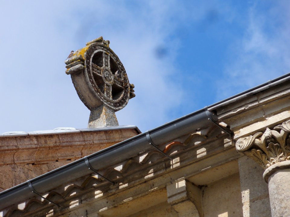 Église_de_Prignac,_croix_à_couronne_sur_le_toit