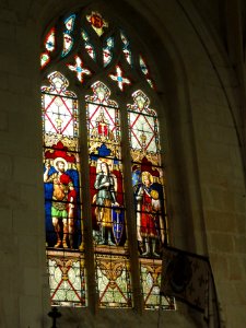 Église_de_Sainte-Catherine-de-Fierbois,_vitrail_06