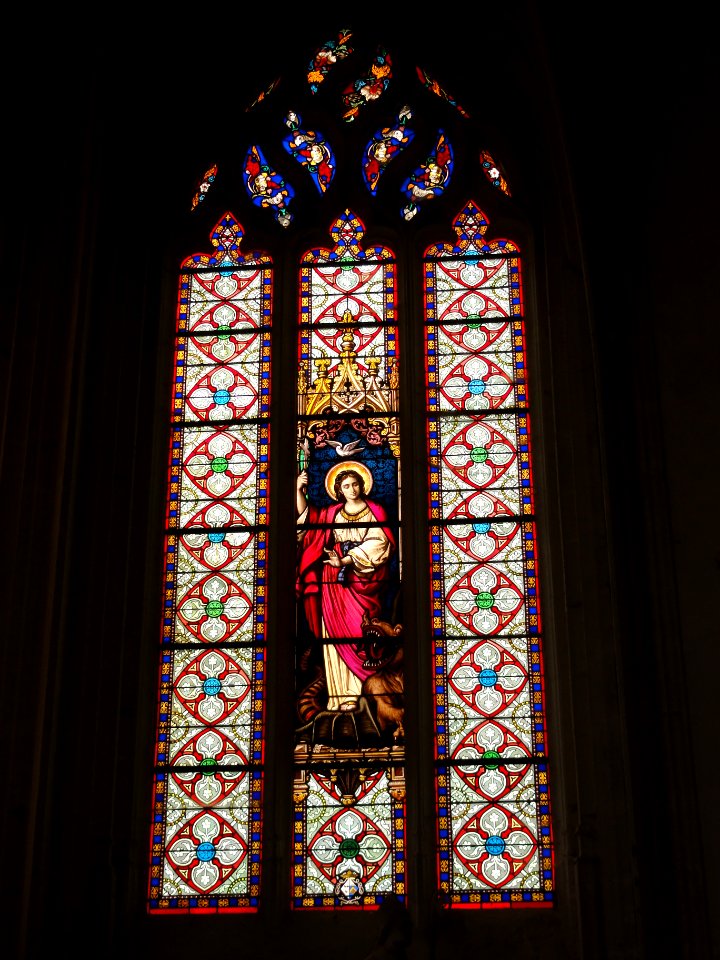 Église_de_Sainte-Catherine-de-Fierbois,_vitrail_03