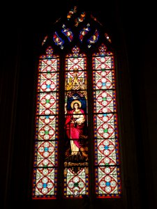 Église_de_Sainte-Catherine-de-Fierbois,_vitrail_03