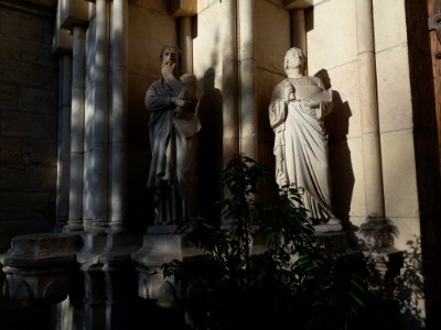 Église_du_Saint-Nom-de-Jésus_-_Statues_à_gauche_de_la_porte_d'entrée