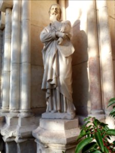 Église_du_Saint-Nom-de-Jésus_-_Statue_à_gauche_de_la_porte_d'entrée