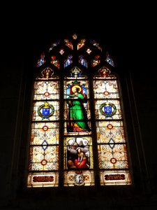 Église_de_Sainte-Catherine-de-Fierbois,_vitrail_01