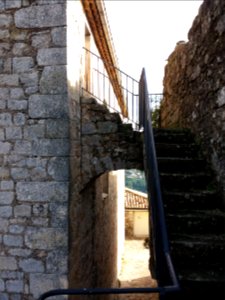 Église_Saint-Julien-de-Brioude_-_Mur_sud_et_escalier