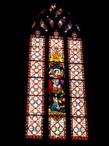 Église_de_Sainte-Catherine-de-Fierbois,_vitrail_02