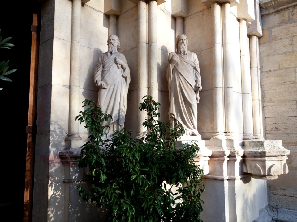 Église_du_Saint-Nom-de-Jésus_-_Statues_à_droite_de_la_porte_d'entrée
