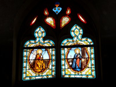 Église_de_Sainte-Catherine-de-Fierbois,_vitrail_05