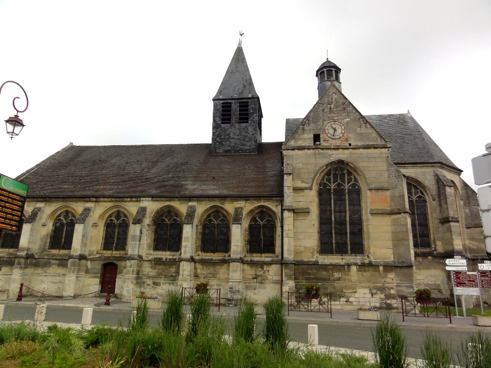 Église_Saint-Georges_de_Chevrières_(Oise)_vue_latérale