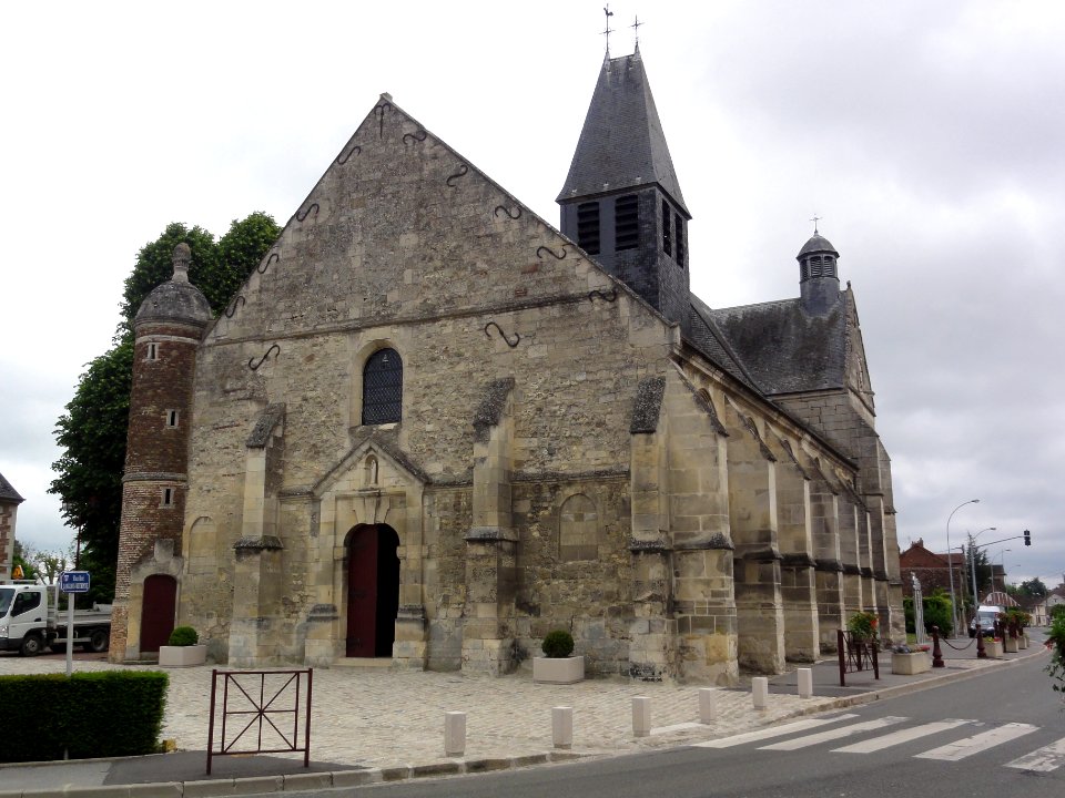 Église_Saint-Georges_de_Chevrières_(Oise)_façade