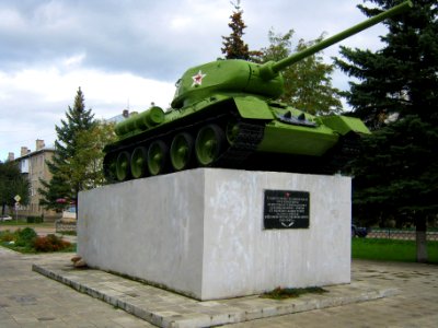 Постамент_с_Т-34_на_площади_Мира_(Ржев)