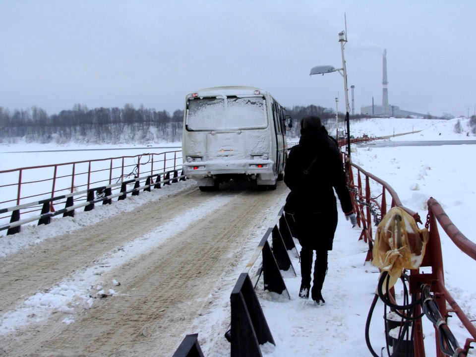 Понтонный_мост_через_реку_Вычегду._Коряжма._Январь_2011_(1)