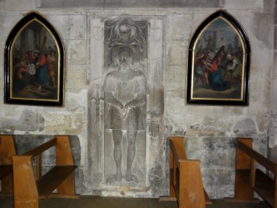 Église_Saint-Georges_de_Chevrières_(Oise)_dalle_funéraire_en_tre_deux_stations_du_chemin_de_croix