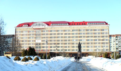Рижская_гостиница_и_памятник_княгине_Ольге_в_Пскове
