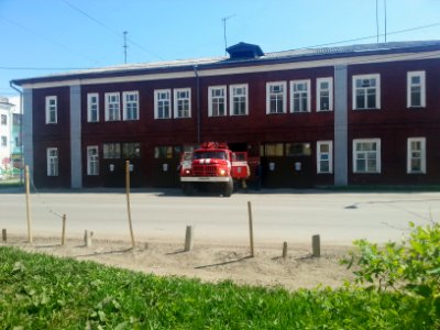 Пожарная_автоцистерна_выезжает_из_части,_Котлас_(03)