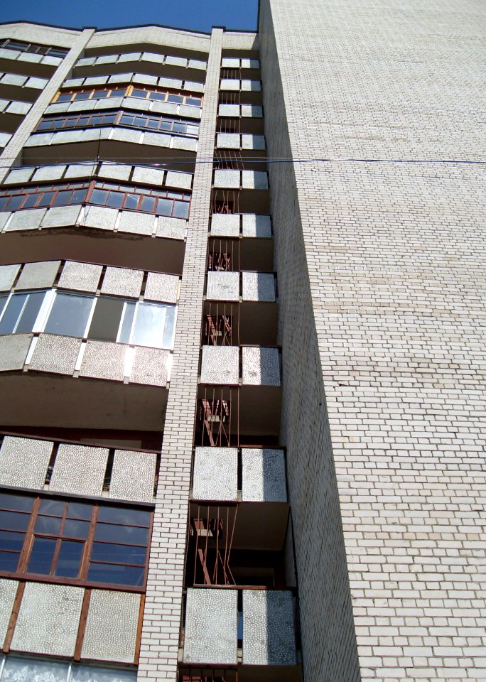 Пожарная_лестница_в_12этажном_здании,_Коряжма_(02)