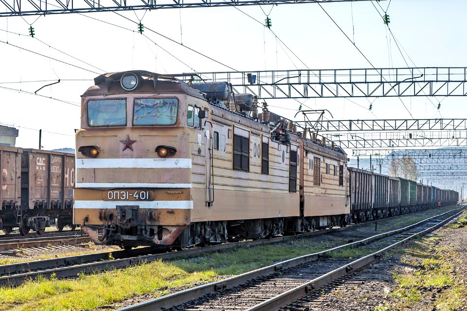ОПЭ1-401,_Russia,_Kemerovo_region,_Krasnobrodskiy_coal_strip_mine,_Vostochnaya_station_(Trainpix_179131)
