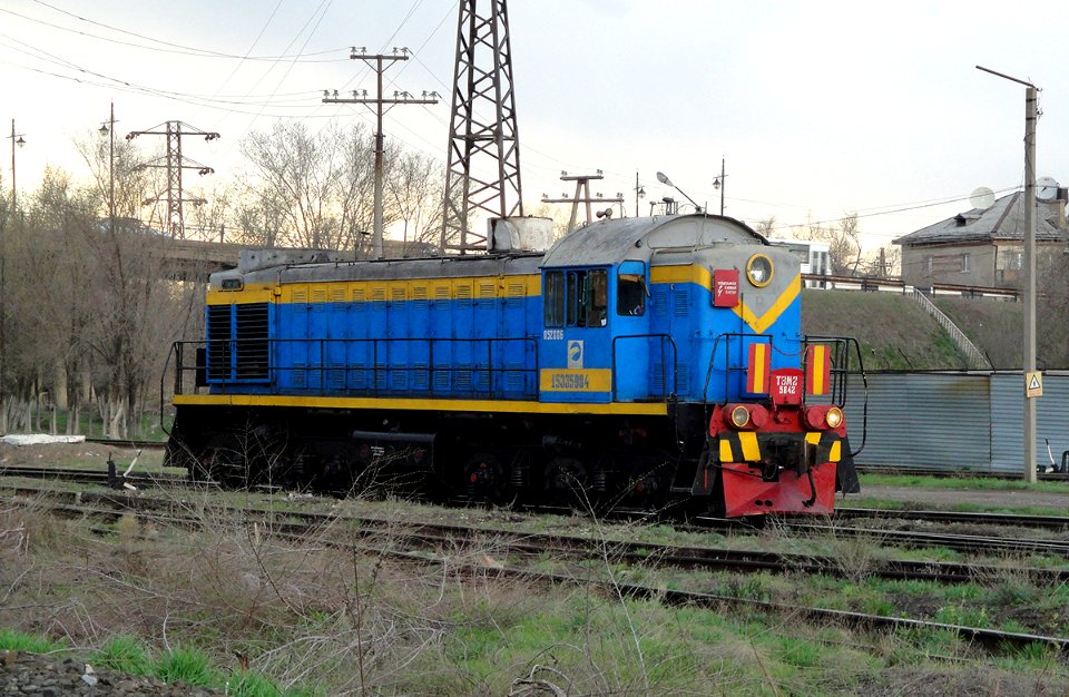 ТЭМ2-5842,_Казахстан,_Западно-Казахстанская_область,_депо_Уральск_(Trainpix_130671)