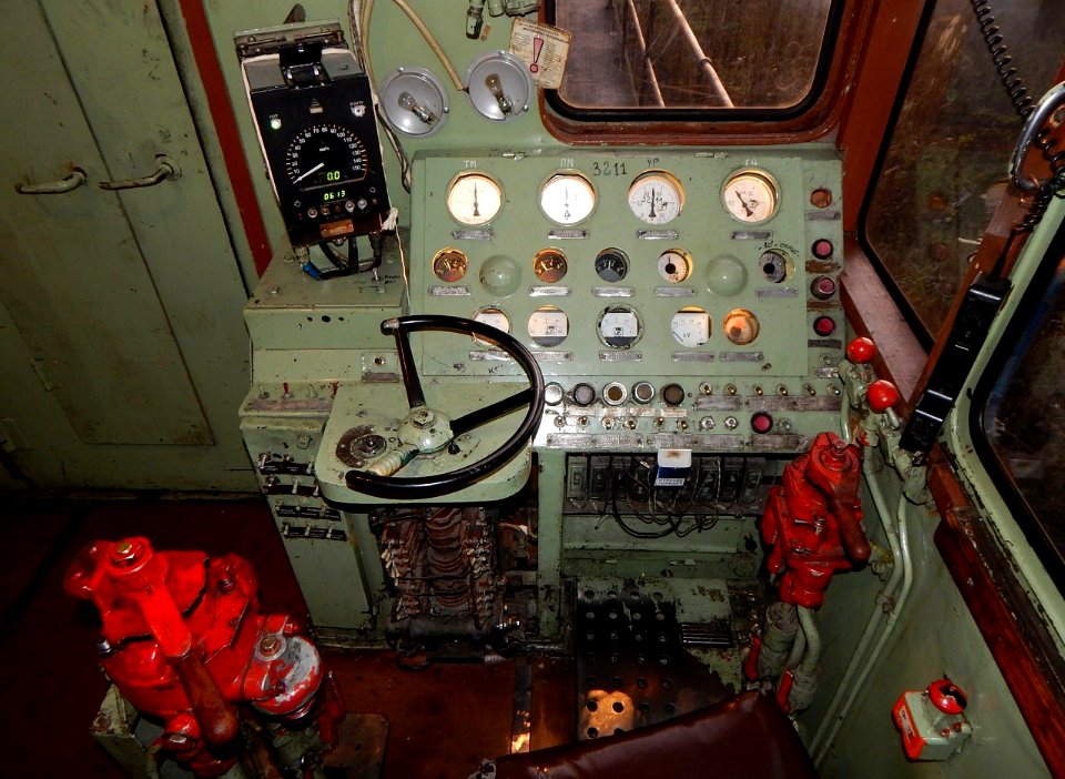 ТЭМ2-3211,_Россия,_Самарская_область,_станция_Сызрань-I_(Trainpix_208338)