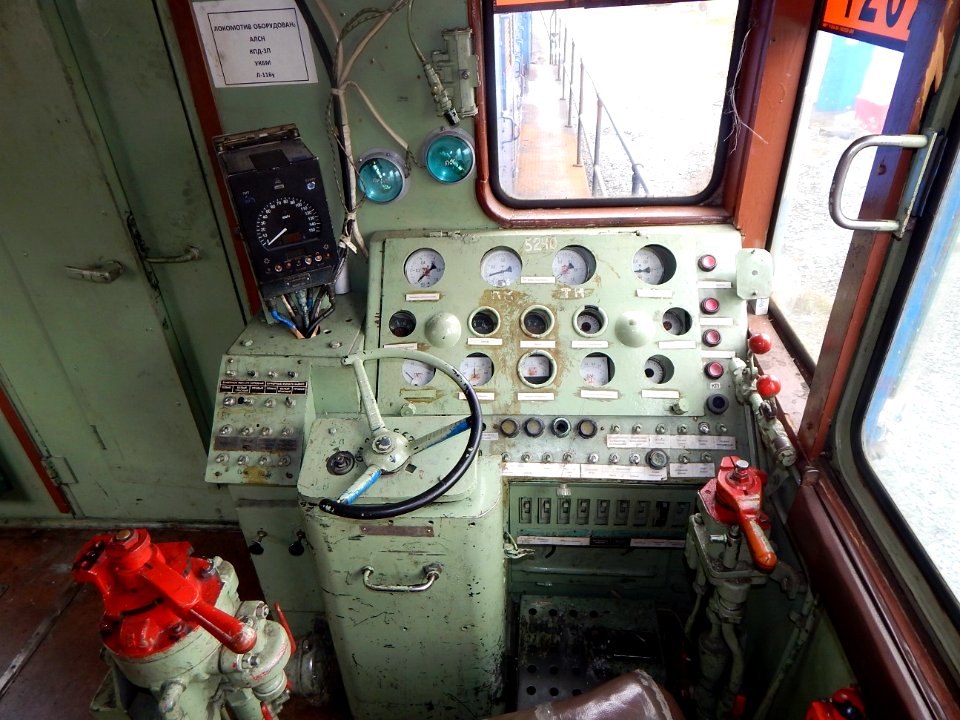 ТЭМ2А-5240,_Россия,_Самарская_область,_ПТОЛ_Сызрань-I_(Trainpix_186717)