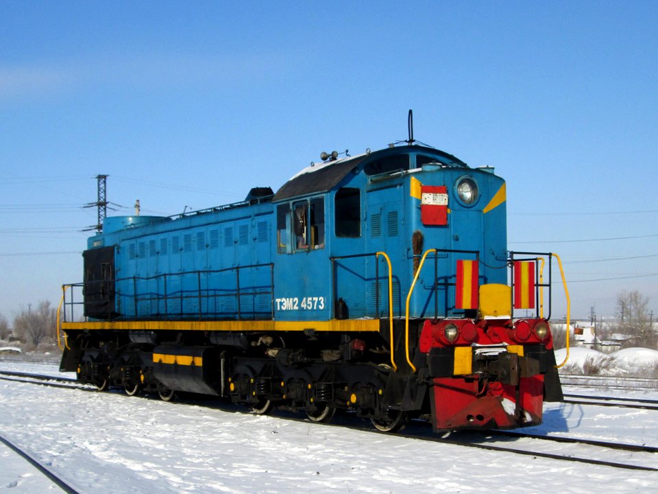 ТЭМ2-4573,_Казахстан,_Карагандинская_область,_станция_Шахты_(Trainpix_115580)
