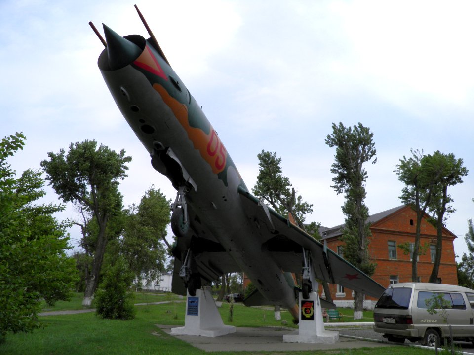 Село_Хороль,_ул._Ленинская_77._Самолет_Су-17М