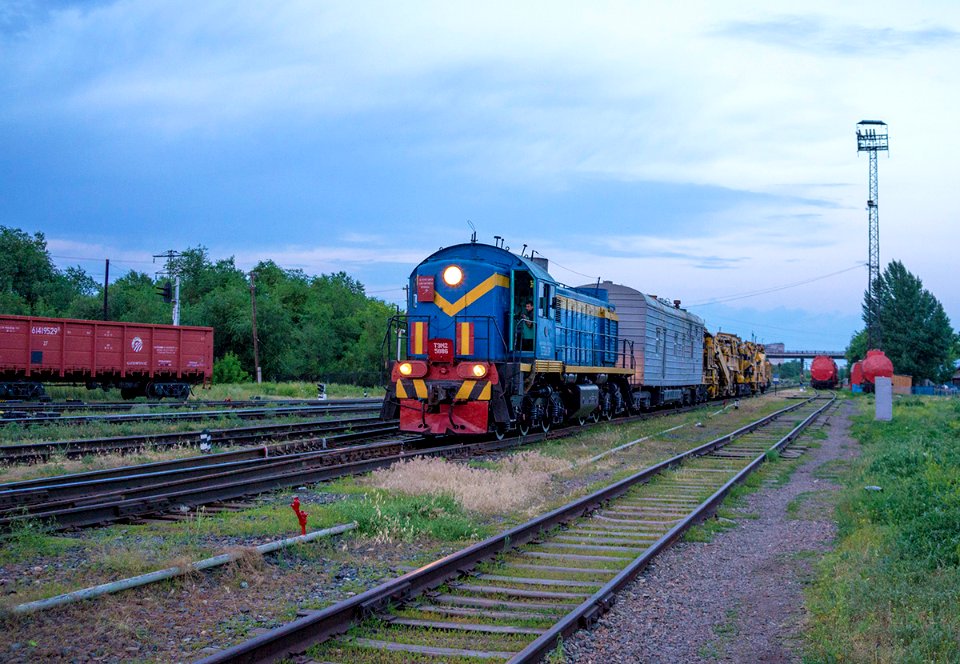 ТЭМ2-5886,_Казахстан,_Западно-Казахстанская_область,_станция_Уральск_(Trainpix_166653)