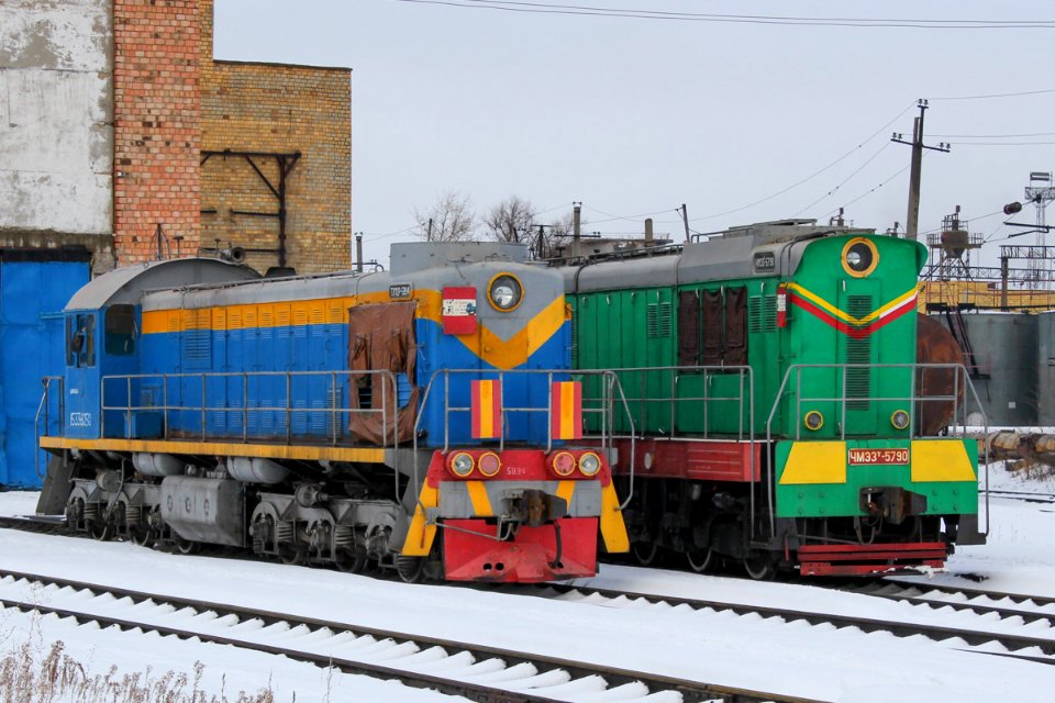 ТЭМ2-5894_и_ЧМЭ3Т-5790,_Kazakhstan,_Karaganda_region,_Karaganda_depot_(Trainpix_148162)