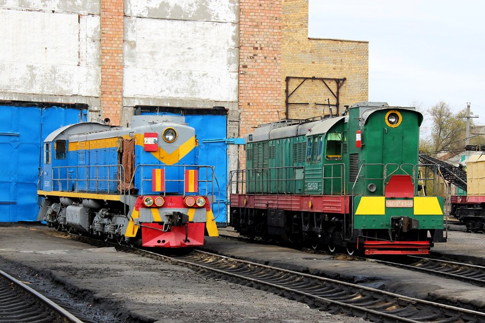 ТЭМ2-5894_и_ЧМЭ3Т-6544,_Kazakhstan,_Karaganda_region,_Karaganda_depot_(Trainpix_145101)
