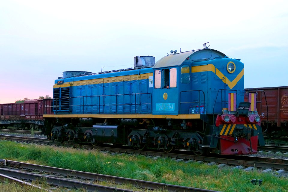 ТЭМ2-7744,_Казахстан,_Западно-Казахстанская_область,_станция_Уральск_(Trainpix_166858)