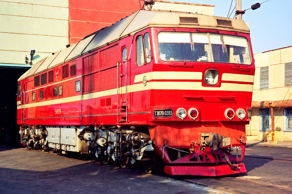 ТЭП70-0393,_Russia,_Saratov_region,_Saratov_depot_(Trainpix_185266)