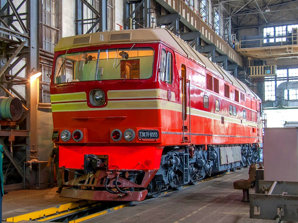ТЭП70-0555,_Russia,_Moscow_region,_Kolomna,_PJSC_"Kolomensky_Zavod”_(Trainpix_146582)