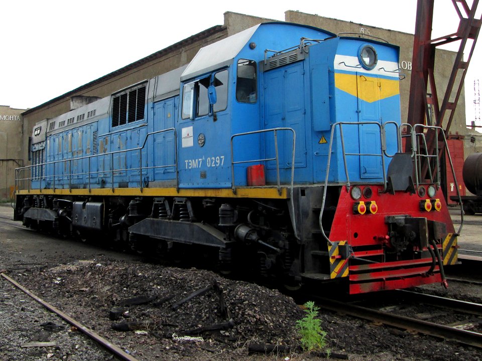 ТЭМ7А-0297,_Казахстан,_Карагандинская_область,_депо_КПТУ_(Trainpix_103185)