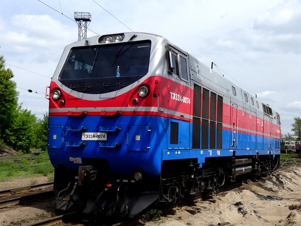 ТЭ33А-0074,_Kazakhstan,_Karaganda_region,_Karaganda_depot_(Trainpix_132830)