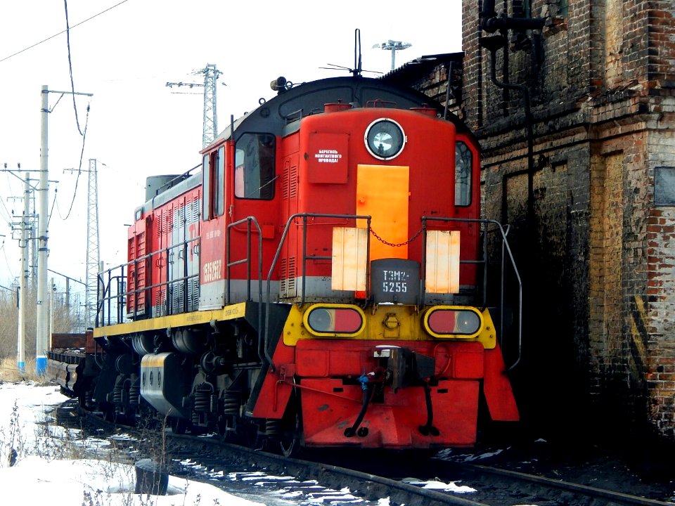 ТЭМ2-5255,_Russia,_Samara_region,_Syzran_depot_(Trainpix_190586)