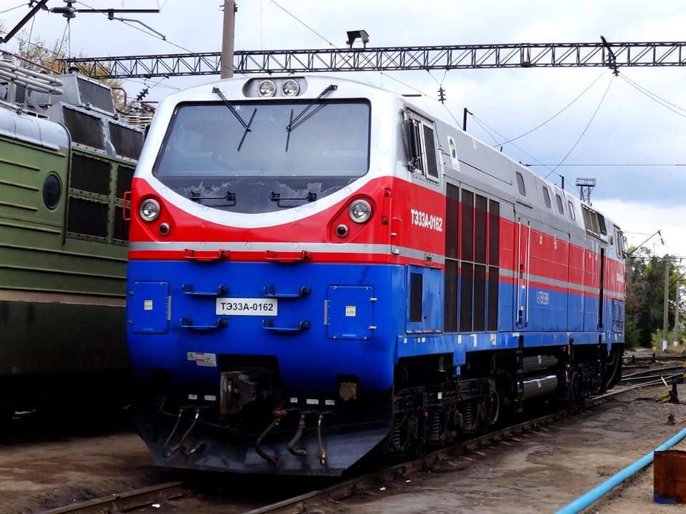 ТЭ33А-0162,_Kazakhstan,_Karaganda_region,_Karaganda_depot_(Trainpix_143272)
