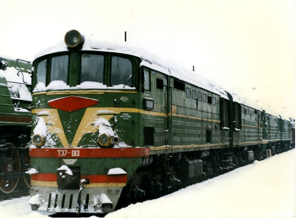 ТЭ7-013,_Россия,_Санкт-Петербург,_станция_Шушары,_МЖТ_(Trainpix_192503)