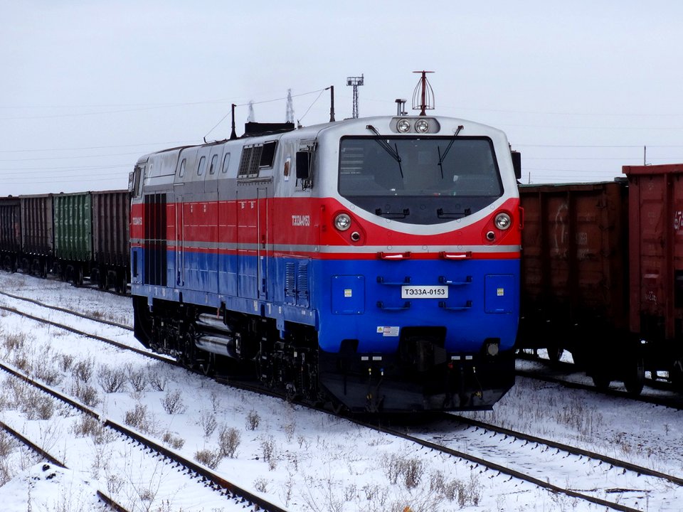 ТЭ33А-0153,_Казахстан,_Карагандинская_область,_станция_Распорядительная_(Trainpix_147370)