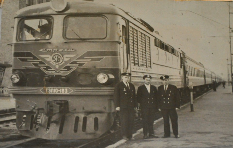 ТЭП10-183,_Украина,_Харьковская_область,_станция_Люботин_(Trainpix_47061)