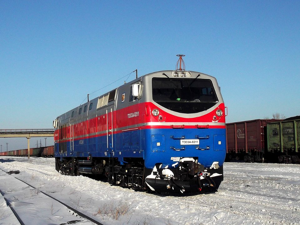 ТЭ33А-0211,_Казахстан,_Карагандинская_область,_станция_Распорядительная_(Trainpix_89967)