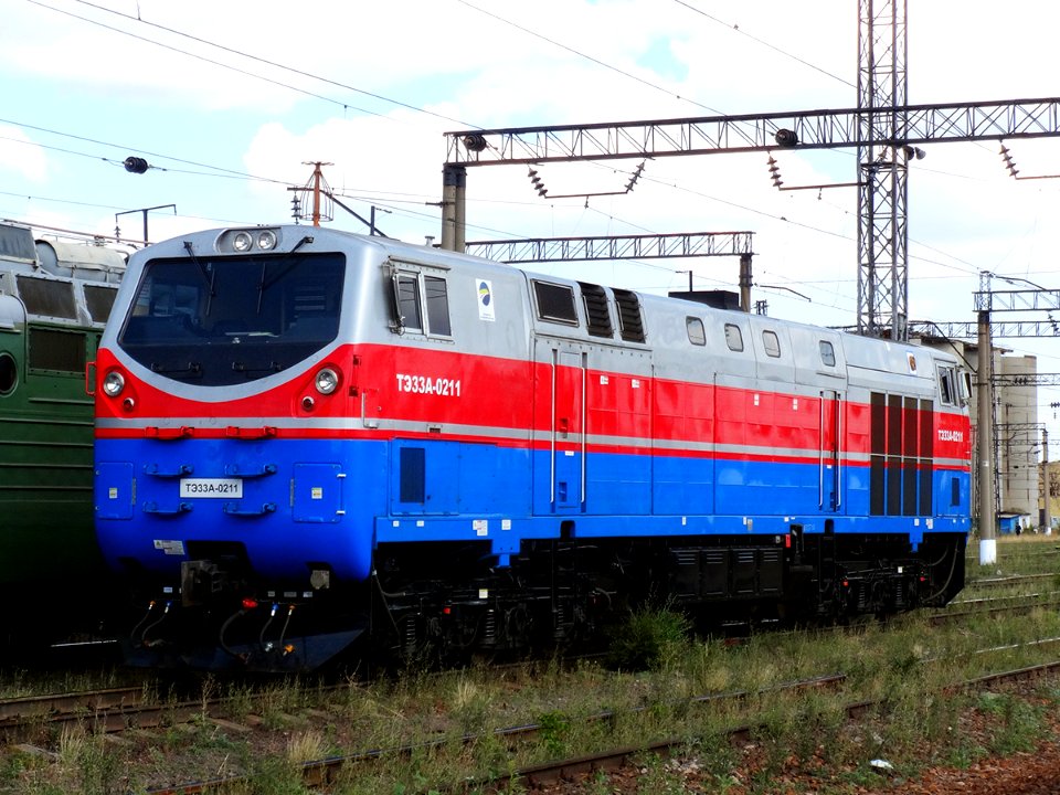 ТЭ33А-0211,_Kazakhstan,_Karaganda_region,_Karaganda-Sorting_station_(Trainpix_140961)